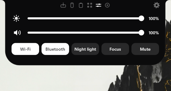 แท็บ Controls: แถบเลื่อนความสว่างและเสียง พร้อมสวิตช์สำหรับ Wi-Fi, Bluetooth, Night light, Focus และ Mute